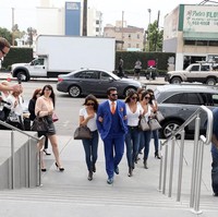 Travers pun kerap pamer kekayaannya. Gaya hidup mewah hingga party dengan wanita-wanita cantik. Foto: dok. Instagram