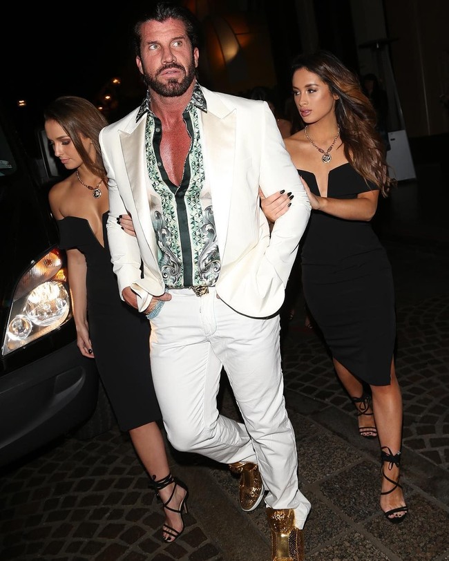 Travers mengaku kini punya dua pacar. Selain punya istri dan kekasih, pria yang dijuluki CandyMan itu pun kerap mengundang wanita-wanita cantik di rumah mewahnya. Travers dan wanita-wanita cantiknya itu bahkan tak ragu bermesraan di hadapan sang istri. Foto: dok. Instagram