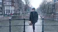 Syahrini juga tidak melewatkan untuk berfoto di Amsterdam Canals. Cetar! (princessyahrini/ Instagram)