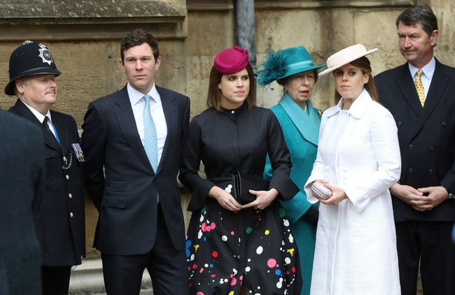 Putri Eugenie jadi sorotan ketika ia merayakan Paskah dengan keluarganya di Kapel St. George. Saat yang lain tampil berbalut warna pastel, Eugenie memilih gaun hitam dengan aksen cipratan cat yang playful dari Oscar de la Renta. Harga gaunnya mencapai US$ 5 ribu atau Rp 70 juta, dan dipadukan dengan topi ungu Juliette Boterill Millinery. Foto: Getty Images