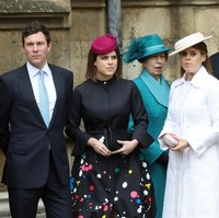 Putri Eugenie jadi sorotan ketika ia merayakan Paskah dengan keluarganya di Kapel St. George. Saat yang lain tampil berbalut warna pastel, Eugenie memilih gaun hitam dengan aksen cipratan cat yang playful dari Oscar de la Renta. Harga gaunnya mencapai US$ 5 ribu atau Rp 70 juta, dan dipadukan dengan topi ungu Juliette Boterill Millinery. Foto: Getty Images