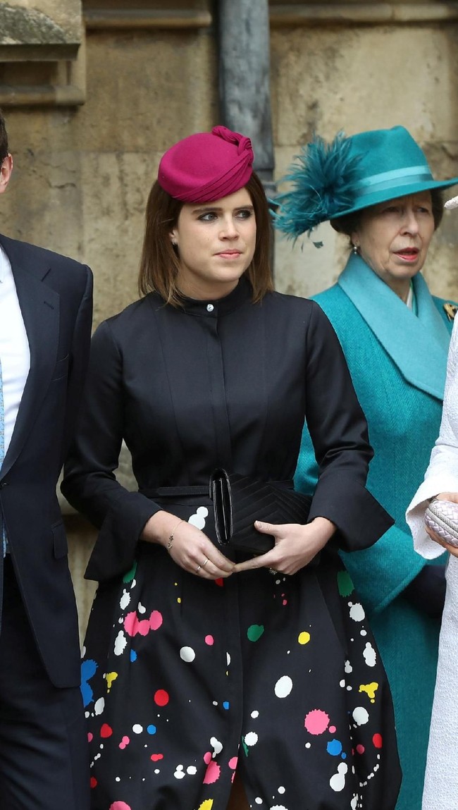 Bungsu dari Pangeran Andrew dan Sarah Ferguson itu hadir dalam balutan gaun hitam yang bagian roknya dipercantik dengan motif cipratan warna-warni berbentuk polkadot. Gaun dari label Oscar de la Renta itu dibanderol seharga US$ 4.000 atau sekitar Rp 55 juta. (Foto: Getty Images)