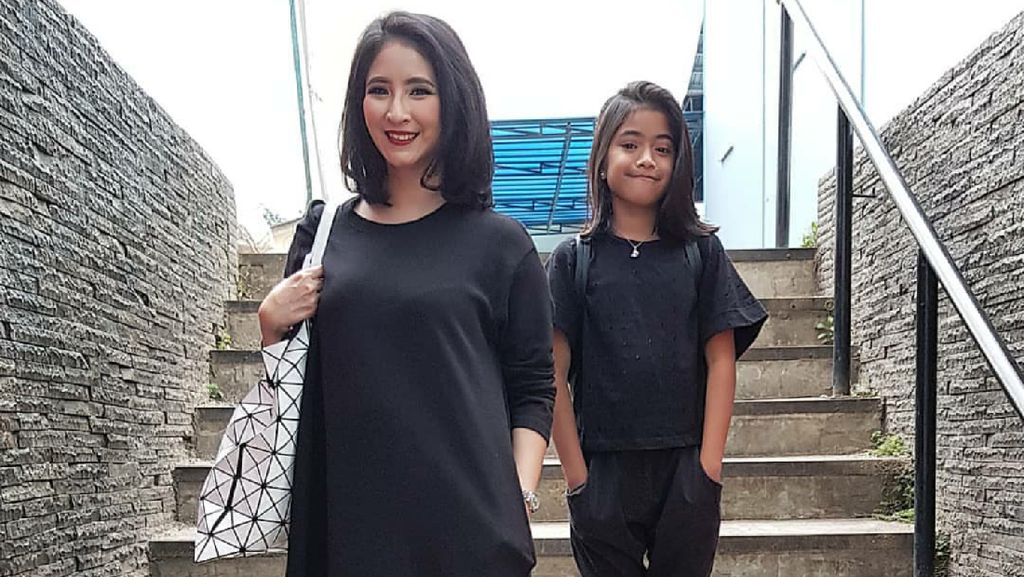 Novita Angie Sempat Bingung Saat Anak Bertanya tentang Seks Novita Angie Sempat Bingung Saat Anak Bertanya tentang Seks