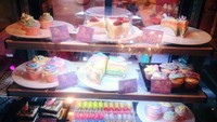 Makanan yang disediakan juga unik. Seperti kue, macaron, spaghetti, disajikan dengan warna mencolok dan menggemaskan (Unicorn Cafe/Facebook)