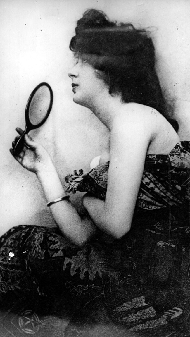 Tak banyak model yang eksis di zamannya. Evelyn Nesbit pun kerap diminta membintangi berbagai iklan, sesekali jadi model lukisan juga. Apalagi perempuan kelahiran Pennsylvania, AS, 25 Desember 1884 silam, ini dikaruniai perawakan yang memesona. (Foto: Hulton Archive/Getty Images)