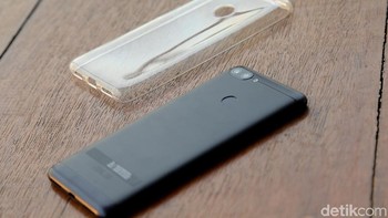 Tak lupa Asus memberikan casing bawaan yang berwujud bening. Foto: Muhammad Ridho