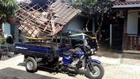 Ridho menjelaskan, pengemudi mobil pikap yang menabrak Etios dan berujung menyeruduk rumah tersebut adalah petugas kebersihan yang sebelumnya mengendarai motor roda tiga pengangkut sampah. Foto: Ridho (pasangmata)