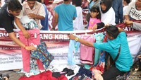 Mereka membawa beberapa baju dan celana sebagai atribut seperti celana dan baju.