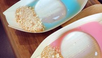 Raindrop Cake jadi favorit di kafe ini. Bentuknya bening mirip jelly dan tidak seperti cake sama sekali. Kenyal manis dilengkapi aneka sirop warna-warni dan bubuk kacang.Foto: Instagram @cafelafayette