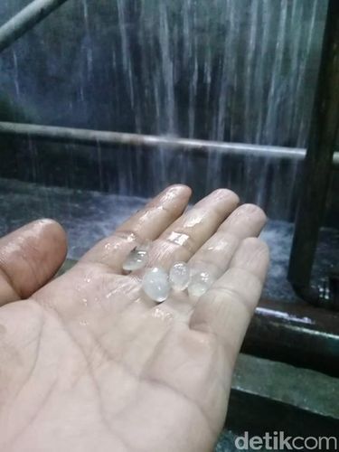 Hujan es menyertai angin kencang