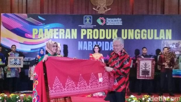 Mendag Enggartiasto beli kain hasil kerajinan napi