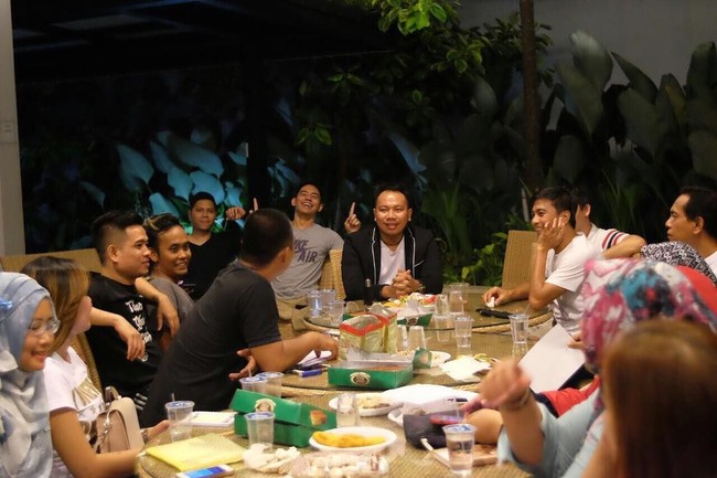 Gaya Makan Nyentrik Vicky Prasetyo hingga Cookies Gaun Selebriti yang Cantik