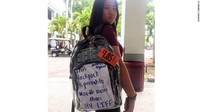 Murid lainnya, Carmen Los, memasang pesan bernada sindiran pada tas transparannya yang berbunyi ransel ini mungkin harganya jauh lebih mahal dari nyawa saya. Foto: Courtesy Carmen Lo via CNN