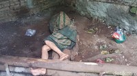 Kudroni diletakan di belakang rumah beralaskan tanah dengan kaki terpasung. Alasanya adalah karena khawatir ia mengamuk dan melukai orang lain.