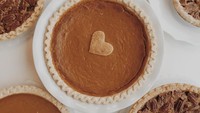 Ragam pie cantik ini dibuat langsung oleh Kevin dan sang istri lho! Tampilannya tidak kalah dari pie yang berada di toko kue, ya? Foto: Instagram @kevin