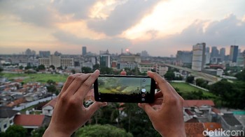 Kamera belakangnya juga ditunjang dengan beragam fitur, seperi phase detection auto-focus. Adapula fitur standar, seperti Auto, Beauty, Super Resolution, GIF, Timelapse, Panorama, dan Pro. Foto: Muhammad Ridho