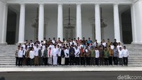 Sementara itu, Ketua Majelis Ulama Indonesia (MUI) Jawa Barat Rachmat Syafei mengatakan, dalam silaturahmi dengan presiden itu, para ulama dan tokoh masyarakat Jawa Barat berkesempatan menyampaikan keluhan. Dia juga menyebut kegiatan tersebut jadi ajang saling mengingatkan antar ulama dan umara.