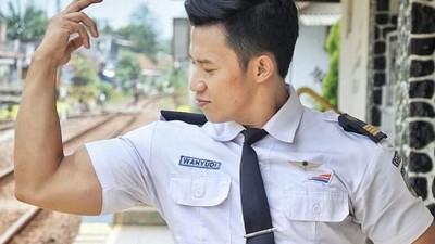 Petugas Stasiun di Tulungagung Ini Bikin Terpana dengan Badan Kekarnya