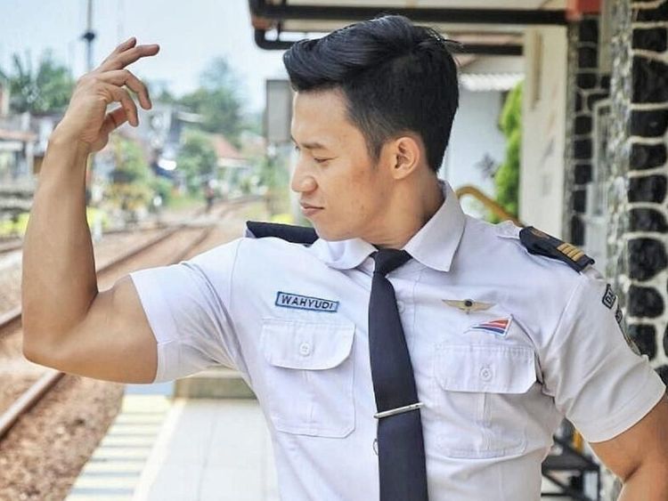 Hari Pelanggan Nasional, Siap Dilayani Para Petugas Super Bugar Ini?