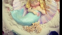 Duh, ini sih lucu banget. Bayi mermaid yang menggemaskan ini serta kerang dan semua yang ada pada kue itu bisa dimakan. Nyam! Foto: Instagram @bakemeacakeorlando