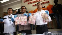 Direktur Ditreskrimum Polda Metro Jaya Nico Alfinta (kiri) dan Kabid Humas Polda Metro Jaya Argo Yuwono (tengah) menunjukkan barang bukti berupa uang tunai dan alat skimming yang ditempelkan ke atm tersebut.