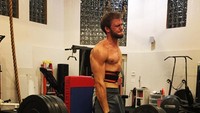 Dari foto-foto yang ia unggah, Luke rajin melakukan workout. Foto: Instagram @luke_ericson7