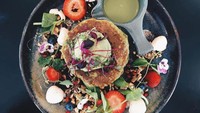 Japanese matcha hotcake merupakan andalan cafe ini. Pancake disajikan dengan ogura, leci, es krim matcha dan chocolate crumble. Yummy!Foto: Instagram @cafelafayette