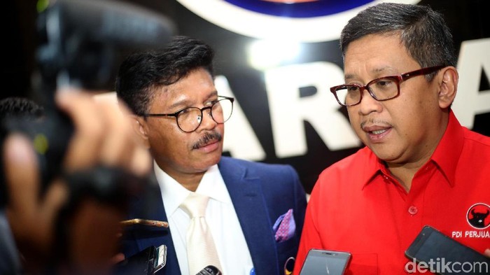 Sekjen Hasto Kristiyanto bertemu dengan Sekjen NasDem Jhonny G Plate di kantor DPP NasDem, Jakarta, Selasa (3/4/2018).