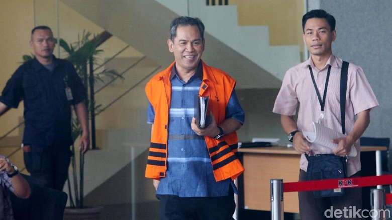 Bupati Hulu Sungai Tengah Didakwa Terima Suap Rp 3,6 Miliar Bupati Hulu Sungai Tengah Didakwa Terima Suap Rp 3,6 Miliar