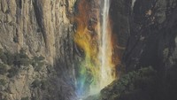 Tempat untuk melihat air terjun api ini adalah di El Capitan. Suatu taman yang menghadap ke air terjunnya. Horsetail Falls sendiri berada di atas tebing dan hanya bisa dipandangi saja. (Instagram)