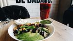 Menikmati Lezat Sehat Power Bowl dan Salad di Kafe Gaya Hipster