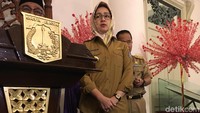 Gaya Airin Bersepatu Emas Saat Rapat Bareng Anies.  Wali Kota Tanggerang Selatan Airin Rachmi Diany ikut dalam rapat Badan Kerja Sama Pembangunan (BKSP) Jabodetabekjur Tahun 2018 bersama Gubernur DKI Jakarta Anies Baswedan. Airin tampil dengan gaya unik.  Airin memakai seragam dinas berwarna cokelat yang dipadukan dengan kerudung berwarna pastel. Yang berbeda, finalis Puteri Indonesia 1996 itu memakai oxford shoes berwarna hitam dengan sentuhan emas.  Foto: Indra Komara/detikcom