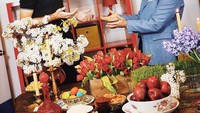 Rayakan tahun baru ala Persia, Kevin menikmati Persian Tea yang khas lengkap dengan kue dan buah apel serta bunga-bunga indah. Foto: Instagram @kevin