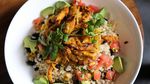 Menikmati Lezat Sehat Power Bowl dan Salad di Kafe Gaya Hipster