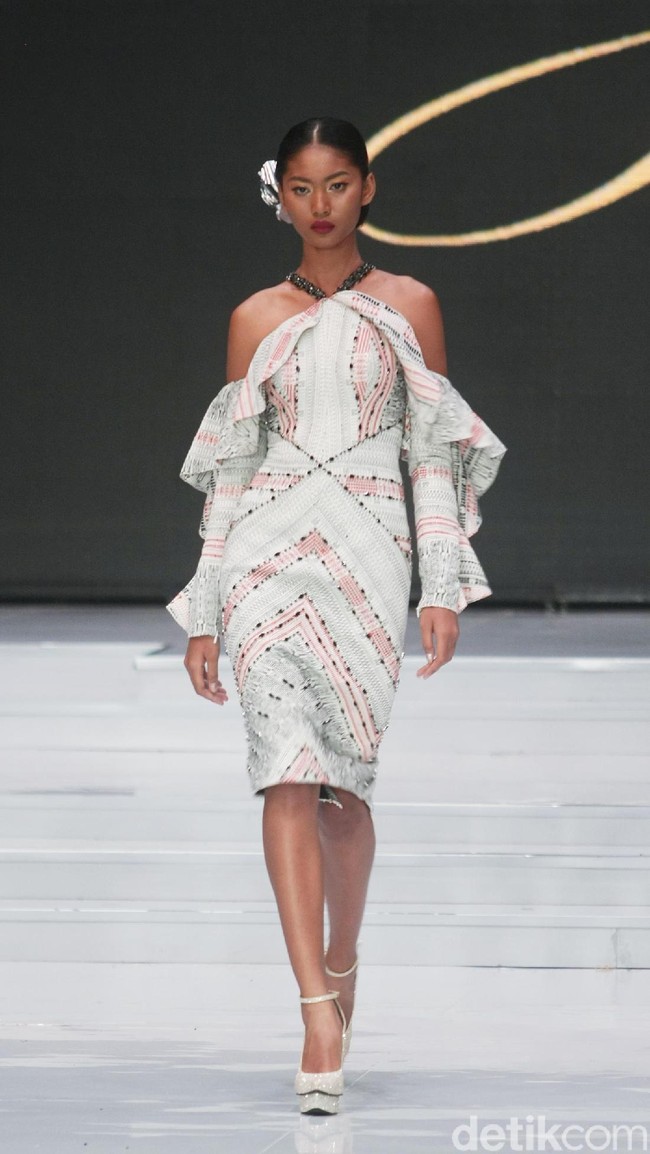 Ivan Gunawan rilis koleksi busana dari kain ulos dalam fashion show bertema Great Toba di Indoneia Fashion Week 2018, Jakarta Convention Center, Jakarta. Rabu [28/03/2018]. [Foto: Mohammad Abduh/Wolipop]