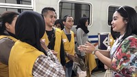 Keberangkatan mereka dilepas langsung oleh ketua yayasan di Stasiun Senen, Jakarta Pusat, Selasa (3/3/18). Foto: dok. Yayasan Cahaya Bersama