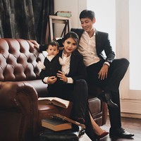 Pasangan artis cantik lain yang juga memutuskan untuk menjadi mualaf sebelum menikah adalah Junior Liem. Sebelum menikahi Putri Titian pada 21 Mei 2016, Junior Liem memutuskan untuk berpindah agama menjadi seorang muslim. Foto: Instagram/ Istimewa