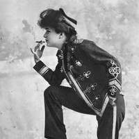 Sosoknya muncul di iklan pasta gigi hingga krim wajah. Kecantikan Evelyn Nesbit kala itu juga menjelma dalam ilustrasi-ilustrasi di sejumlah publikasi ternama, seperti Vanity Fair, Harper’s Bazaar, The Delineator and Ladies’ Home Journal. (Foto: Hulton Archive/Getty Images)