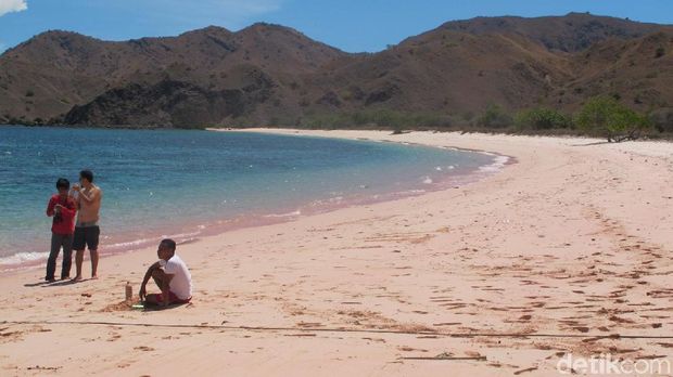 Pantai Namong di Komodo