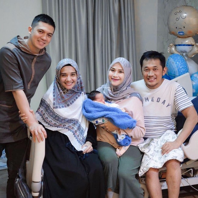 Zaskia Sungkar juga terlihat syari saat menjenguk Zaskia Adya Mecca yang baru saja melahirkan anak keempatnya. Kia memilih pashmina motif yang dipakai sederhana. Foto: Instagram/Zaskia Sungkar