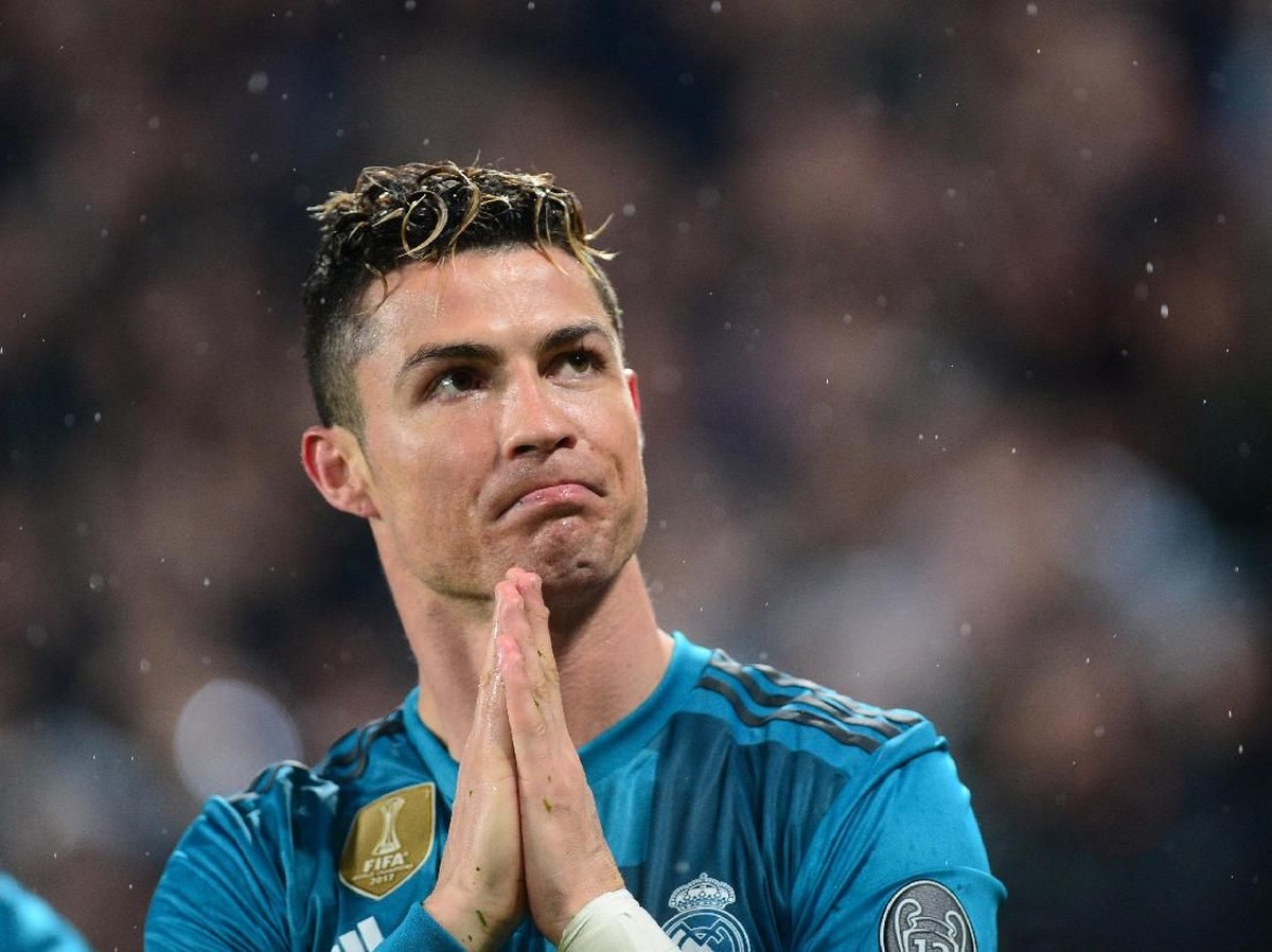 Cristiano Ronaldo mengucap terimakasih ke pendukung Juventus yang memberinya tepuk tangan meriah (Massimo Pinca/Reuters)