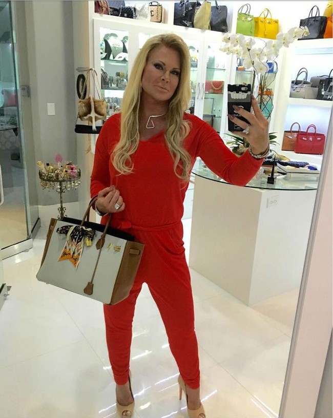 Theresa Roemer sudah sering membuka pintu ‘lemari’ besarnya untuk media dan tamu-tamunya. Mereka semua dibawanya berkeliling hingga ke lantai tiga. Pada lantai pertama, Theresa menyimpan berbagai koleksi tas dan perhiasannya. Sedangkan pada lantai dua, berisi ratusan sepatu, ikat pinggang dan aksesori lainnya. Dan di lantai tiga ada koleksi coat atau jaket miliknya. Foto: Instagram