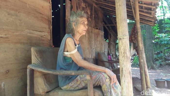 Nenek Rosmi Hidup Sebatang Kara di Rumahnya yang Nyaris Roboh