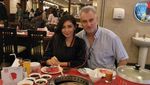 Sweet! Ini 10 Pose Romantis Baby Margaretha dan Suami Saat Makan
