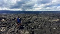 Berturut-turut, mereka berkunjung ke Afrika, Eropa, Amerika Utara dan Selatan, Australasia, serta Asia. Ini saat mereka berfoto di gunung api aktif Hawaii. (Jordi Lippe-McGraw/Instagram)