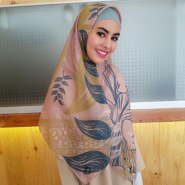 Namun, tentu ada saja orang-orang yang berkomentar negatif. Banyak yang mengomentari alis Kartika Putri hingga menyindir kenapa Kartika Putri masih sering mengunggah foto selfie. Foto: Instagram/KartikaPutriWorld