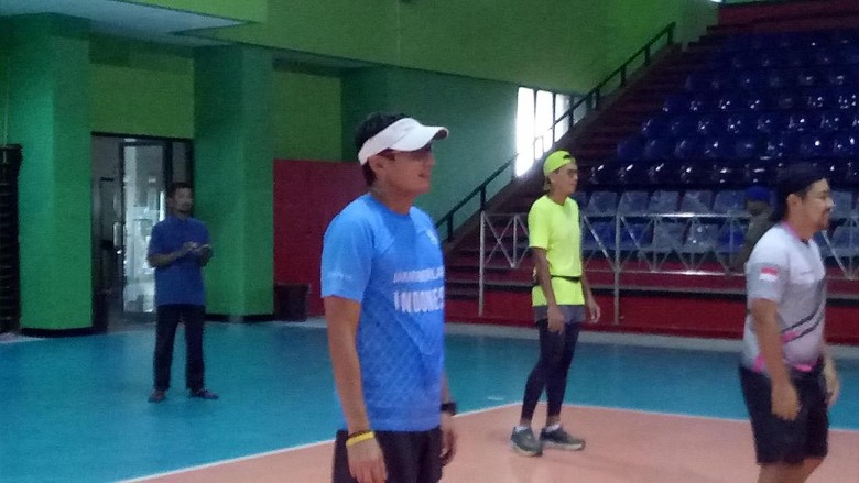 Cek Kesiapan GOR Bulungan, Sandi Main Voli dengan Jajarannya Cek Kesiapan GOR Bulungan, Sandi Main Voli dengan Jajarannya