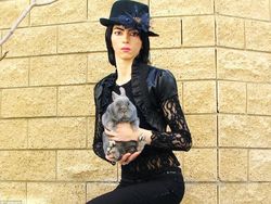 Sosok YouTuber Wanita Frustrasi Penebar Teror Maut