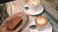 Sepertinya Elisa pecinta kopi. Kali ini ia memdukan kopi dengan brownies cokelat. Selain itu, ada dua cangkir kopi. Kira-kira ia sedang makan dengan siapa, ya? Foto: Instagram @elisajonathan