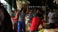 Seorang buruh angkut dibayar berdasarkan jumlah barang yang ia bawa.